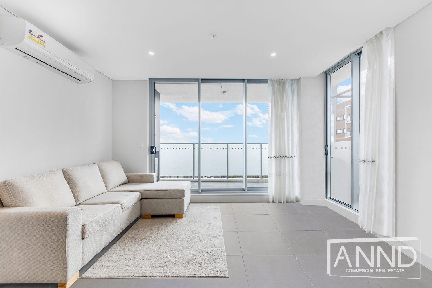 One-Bedroom Apartment with Study and District Views — image 3